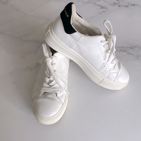 Kurt Geiger Shoes - KURT GEIGER LONDON
Women's Laney Platform Low Top Sneakers